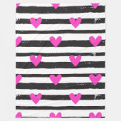Rosa Herzen auf schwarzen und weißen Streifen Fleecedecke (Vorderseite)