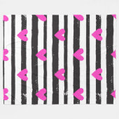 Rosa Herzen auf schwarzen und weißen Streifen Fleecedecke (Vorderseite (Horizontal))