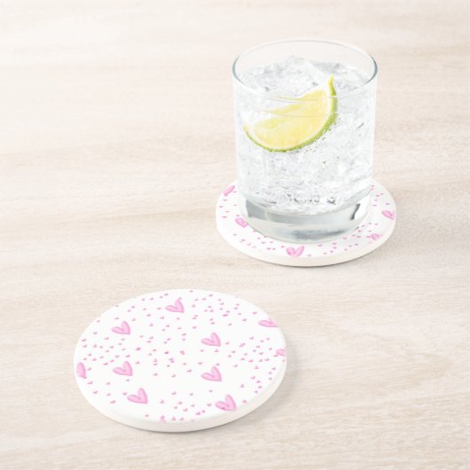 Rosa Herzen auf Weiß Sandstein Untersetzer (Seite)