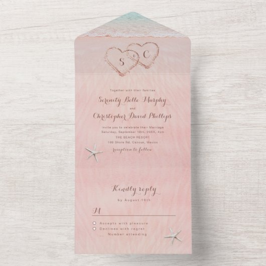 Rosa Herzen im Sandstrand Hochzeit All In One Einladung (Innen Boden)