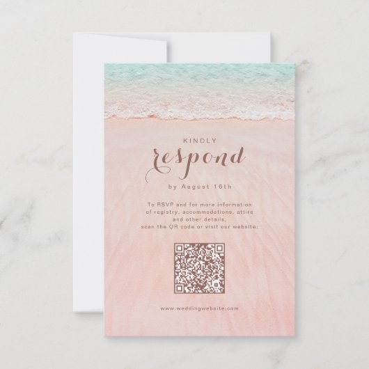 Rosa Herzen im Sandstrand Hochzeit QR-Code RSVP Karte (Vorderseite)