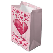 rosa Herzen mit benutzerdefiniertem Text Mittlere Geschenktüte (Vorderseite Schrägansicht)