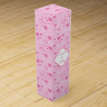 Rosa Herzen Personalisiert Valentine Weinbox<br><div class="desc">Sie brauchen diese hübsche Hochzeitsgeschenkbox nicht zu verpacken. Legen Sie einfach Ihr Anhänger drauf und los! Es zeichnet sich durch ein Muster von rosa Herzen und Sternen auf einem leichteren rosa Hintergrund aus. Die Vorderseite und die Rückseite haben ein weißes Banner in dunkleren Rose rosa mit Ihrem personalisierten Text. Eine...</div>