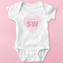rosa Herzmonogramm Neugeborenes Weißes Outfit kund Baby Strampler