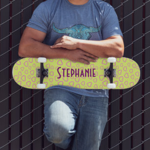 rosa Herzmuster auf gelbem Hintergrund mit Name Skateboard