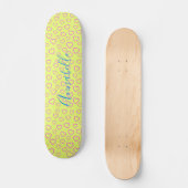 Rosa Herzmuster auf gelbem Hintergrund Skateboard (Vorderseite)