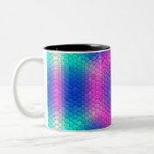 Rosa Hexagon Mosaik auf blauem Gradient Zweifarbige Tasse (Links)
