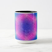 Rosa Hexagon Mosaik auf blauem Gradient Zweifarbige Tasse (Mittel)
