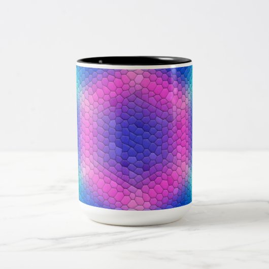 Rosa Hexagon Mosaik auf blauem Gradient Zweifarbige Tasse (Mittel)