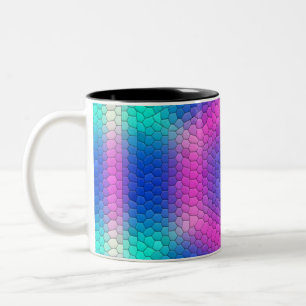Rosa Hexagon-Mosaik auf blauem Hintergrund Zweifarbige Tasse