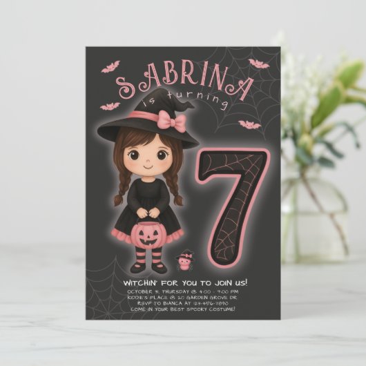 Rosa Hexe Halloween Einladung (Stehend Vorderseite)