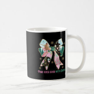 Rosa Hexe passt gut zu grüner Halloween-Hexe Wo Kaffeetasse