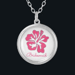 Rosa Hibiskus Blume Bridesmaid Geschenk Nekklammer Versilberte Kette<br><div class="desc">Necklace zeigt eine originelle Marker-Abbildung einer tropisch rosa hawaiianischen Hibiskus-Blume,  und BRIDESMAID in einem lustigen Schriftart. Ein perfektes Geschenk für Ihre Brautjungfrauen!</div>