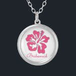 Rosa Hibiskus Blume Bridesmaid Geschenk Nekklammer Versilberte Kette<br><div class="desc">Necklace zeigt eine originelle Marker-Abbildung einer tropisch rosa hawaiianischen Hibiskus-Blume,  und BRIDESMAID in einem lustigen Schriftart. Ein perfektes Geschenk für Ihre Brautjungfrauen!</div>