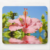 Rosa Hibiskus Blume über dem Wasser Mousepad (Vorne)