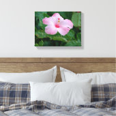 Rosa Hibiskusblüte Leinwanddruck (Insitu (Schlafzimmer))