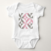Rosa Himbeere und Silver Geometric ZigZag Baby Strampler (Vorderseite)