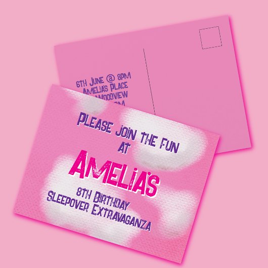 Rosa Himmel und flauschige Wolken Geburtstag Einladungspostkarte