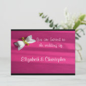 Rosa Hintergrund mit einer weißen Bow-Hochzeit Einladung (Stehend Vorderseite)