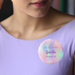 Rosa holografische Bezeichnung Sweet 16 Button<br><div class="desc">Für eine süße 16 Geburtstagsparty. Ein holografischer Hintergrund in lila,  rosa und minzgrün. Mit Konfetti dekoriert. Personalisieren und fügen Sie Datum,  Namen und Alter hinzu. Kann sowohl als Gastgeschenk,  Save the Date oder als Namensschild für die Gäste verwendet werden.</div>