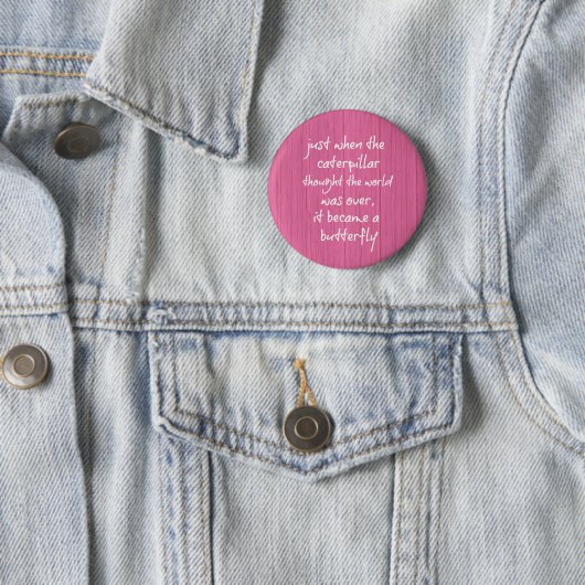 Rosa Holz mit Inspirierend Schmetterlingszitat Button (Beispiel)