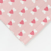 Rosa Hundeknochen und Herz Fleecedecke (Ecke)