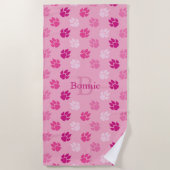 Rosa Hundepaws mit Monogramm und Name Strandtuch (Vorderseite)