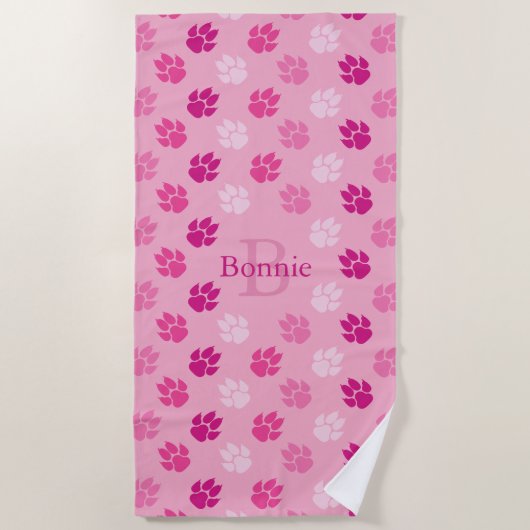 Rosa Hundepaws mit Monogramm und Name Strandtuch (Vorderseite)
