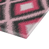 Rosa Ikat Monogramm Schneidebrett (Ecke)