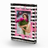 Rosa Imitate Fohlen auf Schwarz-weißen Streifen Fotoblock (Rechts)