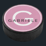 Rosa Individuelle Name und Anfangsbuchstabe Eishockey Puck<br><div class="desc">Rosa,  gürteliges,  modernes Monogramm mit Anfangsbuchstaben und Namen,  gedruckt auf einem personalisierten Hockeypuck. Sie können Schriftart,  Farben oder das gesamte Design bearbeiten,  um Ihr eigenes Hockey-Sake-Geschenk zu erstellen.</div>