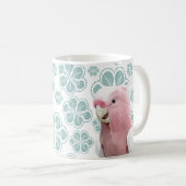 Rosa Kakadu auf blauen Blumen Kaffeetasse (VorderseiteRechts)