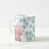 Rosa Kakadu auf blauen Blumen Kaffeetasse (Vorderseite Links)