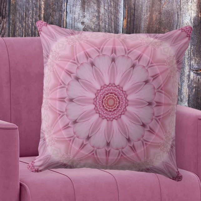 Rosa Kaleidoskop Romantisches Kissen (A lovely romantic pillow featuring a pink retro floral mandala or kaleidoscope pattern)
