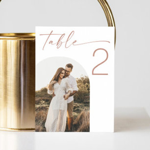Rosa Kalligrafie-Hochzeit Minimalistische Bogen- Tischnummer