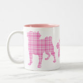 Rosa karierte Möpse und Tatzen-Tasse Zweifarbige Tasse (Links)