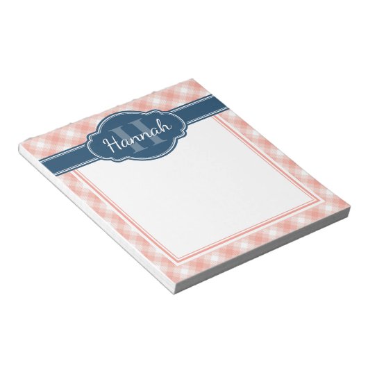 Rosa Kariertes Muster Blaues Monogramm Notizblock (angewinkelt)
