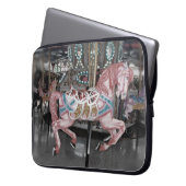 Rosa Karussell Laptopschutzhülle (Vorderseite Links)