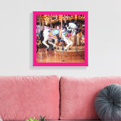 Rosa Karussellpferd auf dem Karussell Leinwanddruck (Insitu (Wohnzimmer))