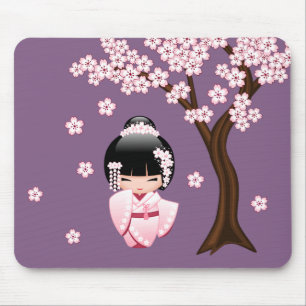 Rosa Kimono Kawaii Kokeshi-Puppe auf Lila Mousepad