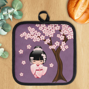 Rosa Kimono Kawaii Kokeshi-Puppe auf Lila Topflappen
