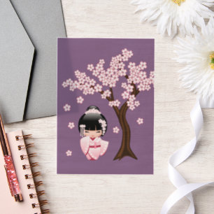 Rosa Kimono Kawaii Kokeshi-Puppe auf violetter Ein Pergament Einladungen