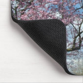 Rosa Kirschbaum und blauer Himmel, weiße Wolken Mousepad (Ecke)