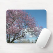 Rosa Kirschbaum und blauer Himmel, weiße Wolken Mousepad (Mit Mouse)