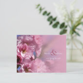 Rosa Kirschbaumblüten Frühjahrshochzeit Ankündigungspostkarte (Stehend Vorderseite)