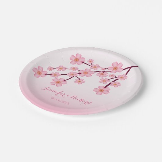 Rosa Kirschblossom Baumzweig mit Namen Hochzeit Pappteller (Schrägansicht)
