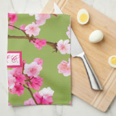 Rosa Kirschblüten Chartreuse Grün Mit Monogramm Geschirrtuch (Viertel Falte)