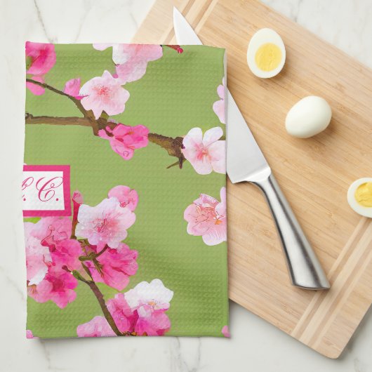 Rosa Kirschblüten Chartreuse Grün Mit Monogramm Geschirrtuch (Viertel Falte)