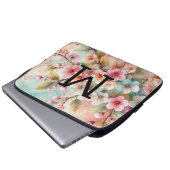 Rosa Kirschblüten in Monogramm Laptopschutzhülle (Vorne Knopf)