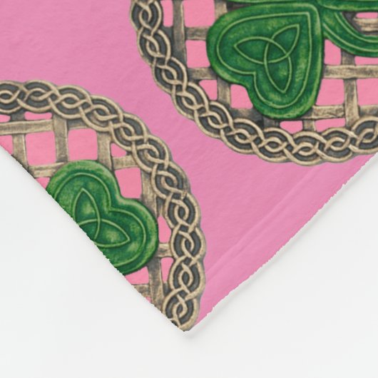 Rosa Kleeblatt auf keltischen Knochen Fleece Blank (Ecke)